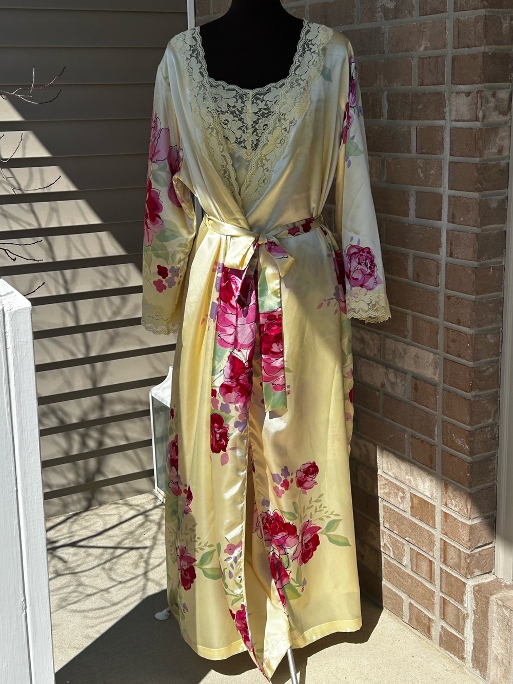 AMOUREUSE sM Yellow Floral Lace-Trim Satin Robe & Matching Gown-looks NEW